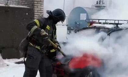 Автомобиль вспыхнул на заправке в Иркутске: водитель получил ожоги при эвакуации