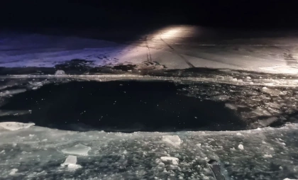 В Иркутской области на Байкале под лёд провалился автомобиль, два человека погибли
