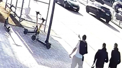 В Иркутске разыскивают парней, разбивших остановку выстрелом