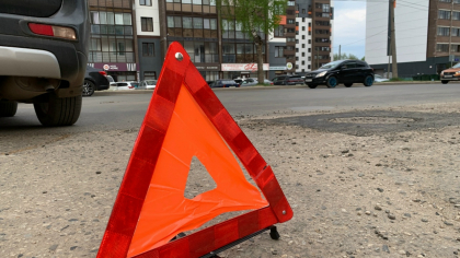 В Иркутске опрокинулся прицеп лесовоза, движение оказалось затруднено